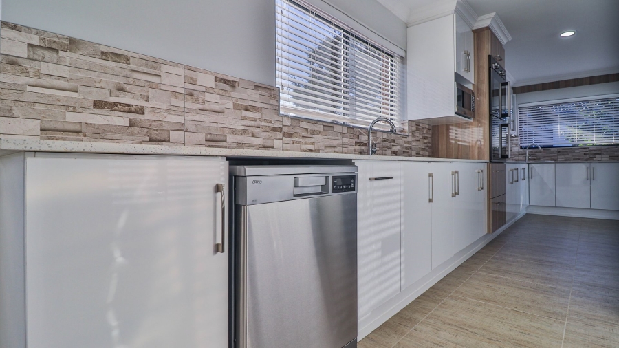 4 Bedroom Property for Sale in Wavecrest Eastern Cape